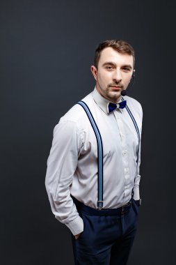 Jartiyer ve papyon şık adam portresi