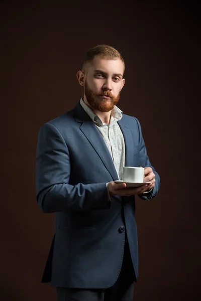 Homem barbudo elegante com xícara de café — Fotografia de Stock