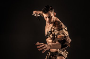 Kılıçlı, deri kostümlü bir barbar.