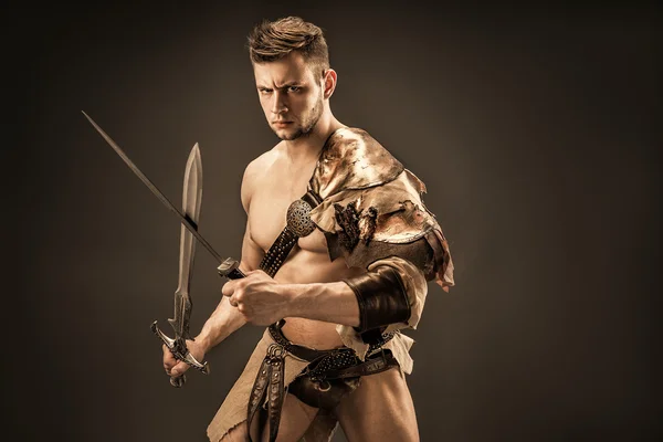 Retrato de guerrero enojado en ropa de cuero con espadas —  Fotos de Stock