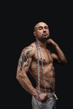 Metal zincirli güçlü kel adam