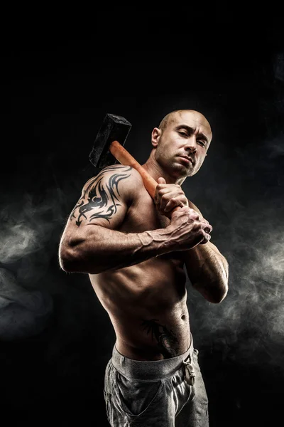 Retrato de atleta sem camisa tatuado com martelo no ombro — Fotografia de Stock