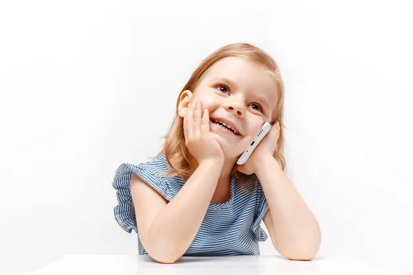 Menina feliz falando telefone celular isolado no branco. Fechar. — Fotografia de Stock