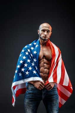 Mükemmel karın kasları, omuzları, pazıları, kasları ve göğsü olan güçlü bir vücut geliştirici.