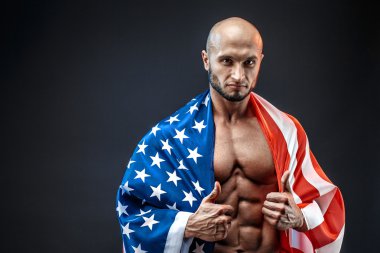 Mükemmel karın kasları, omuzları, pazıları, kasları ve göğsü olan güçlü bir vücut geliştirici.