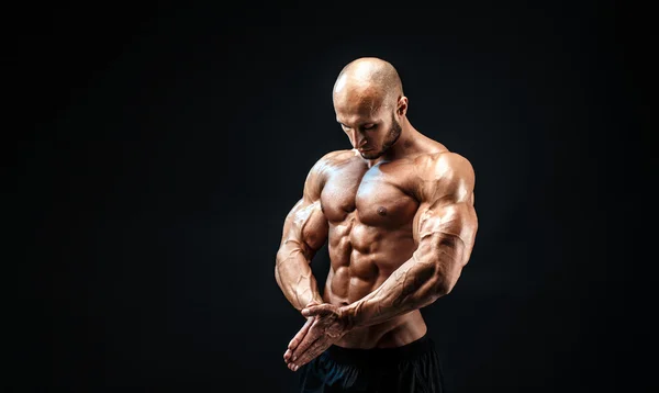 Sterke bodybuilder man met perfecte buikspieren, schouders, biceps, triceps, borst — Stockfoto