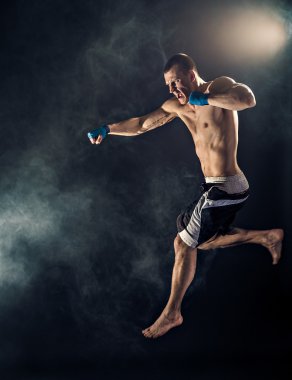 Atlamada Delme kas kickbox veya muay Tay savaşçı. Duman.