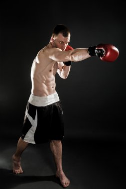 Kas kickbox 'ı ya da Muay thai dövüşçüsü yumrukluyor.