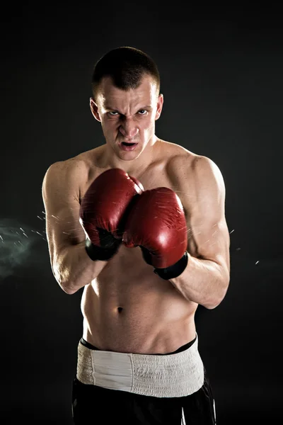 Мускулистый кикбокс или муай тай, боксерский боец. Портрет . — стоковое фото
