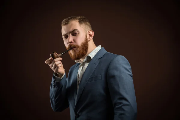 Eleganter Mann mit Bart und Pfeife — Stockfoto