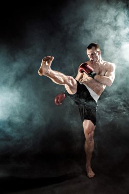 Kas kickbox veya muay Tay savaşçı duman Delme.