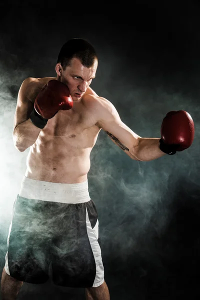 Muskulöser Kickbox oder Muay Thai Kämpfer, die in Rauch aufgehen. — Stockfoto