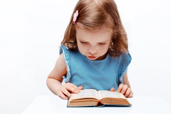 本を読んで小さな女の子。白い背景で隔離 — ストック写真