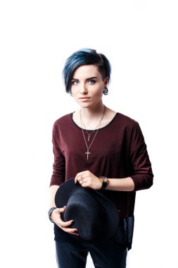 Şapka ile siyah saçlı genç şık kız portresi