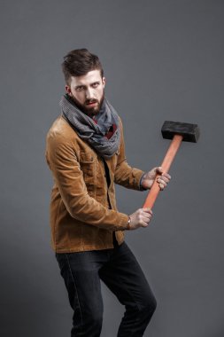 siyah arka plan üzerine çekiçle sakallı adam