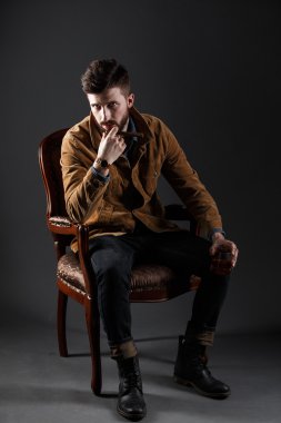 Puro ve viski ile ciddi sakallı adam portresi