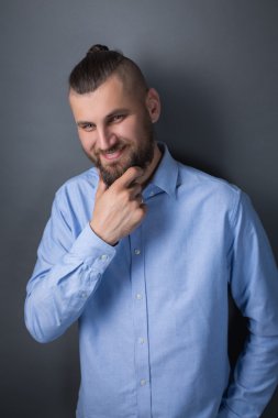 çok ilginç bir görünüme sahip sakallı adam