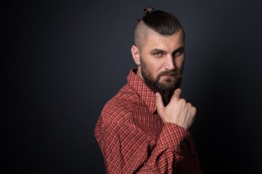 çok ilginç bir görünüme sahip sakallı adam