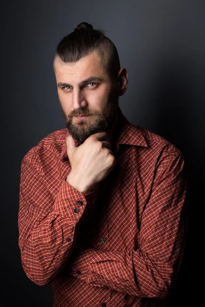 Hombre barbudo con una mirada muy interesante — Foto de Stock