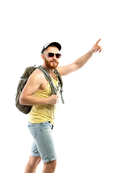 Боковой вид бородатого мужчины в солнцезащитных очках с рюкзаком — стоковое фото