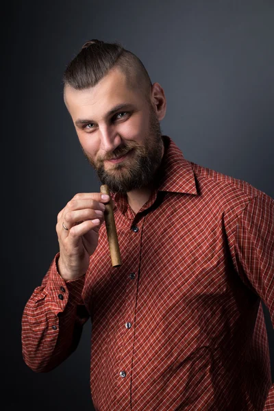 Retrato de homem com cauda segurando charuto — Fotografia de Stock