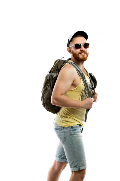 Zijaanzicht van bebaarde reiziger in zonnebril met rugzak — Stockfoto