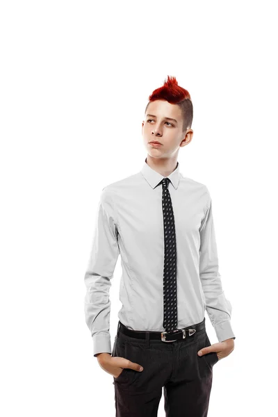 Retrato de ruiva adolescente menino de gravata e camisa olhando para longe — Fotografia de Stock
