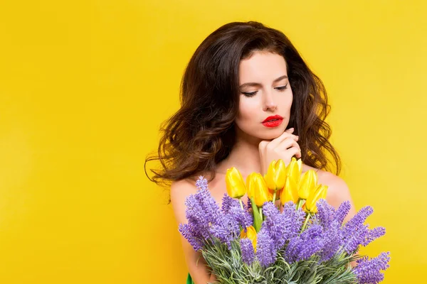 Ritratto di attraente bruna in abito verde con bellissimi fiori su sfondo giallo. Isolato — Foto Stock