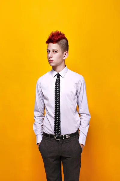 Adolescente na moda com mohawk vermelho olhando para longe — Fotografia de Stock
