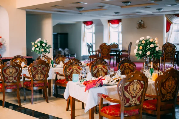 Beautiful wedding day ceremony set up. Indoor. — Stock Photo, Image