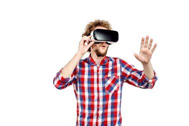 Kıvırcık saçlı delikanlı bir Vr kulaklık kullanarak ve sanal gerçeklik beyaz arka plan üzerinde izole yaşayan ekose gömlekli