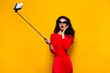 Açık ağız selfie alarak kırmızı elbise modeli