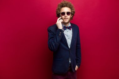 Papyon telefonla konuşurken zarif adam