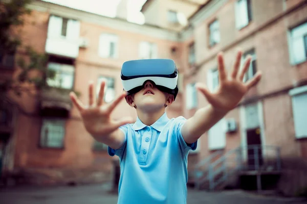 Niño fascinado usando gafas de realidad virtual VR. exterior —  Fotos de Stock