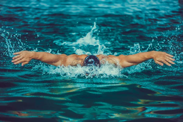 Μυϊκή αθλητής κολύμπι στην πισίνα — Φωτογραφία Αρχείου