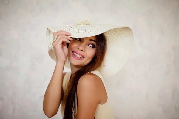 Atrakcyjna kobieta uśmiechający się w sundown biały — Zdjęcie stockowe