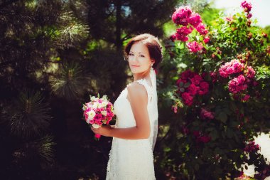Buket çiçek ile genç çekici gelin