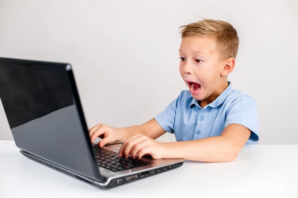 Schockierter Junge benutzte Laptop mit offenem Mund — Stockfoto