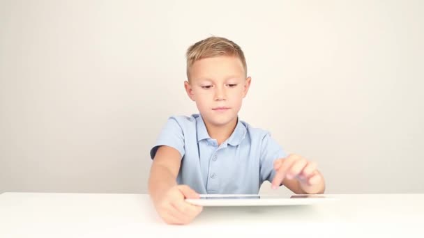 Ung pojke med hjälp av Tablet PC — Stockvideo