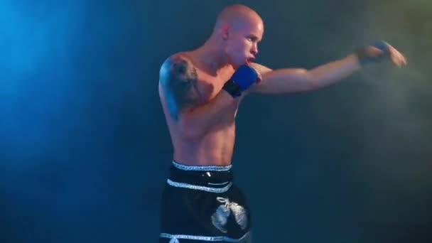 Muscular kickbox ou muay thai lutador perfurando na fumaça . — Vídeo de Stock