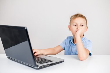 Dizüstü dalgın çocuğa