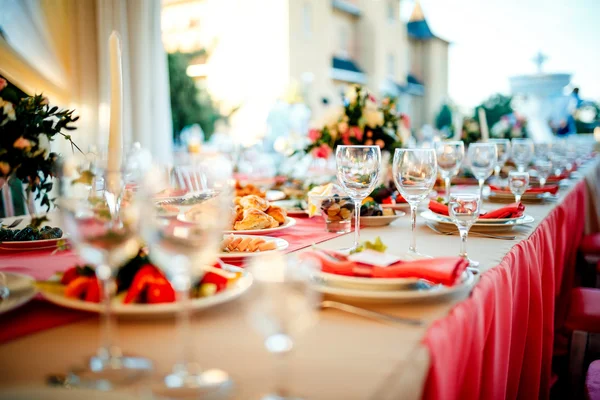 Mooie dag ceremonie van het huwelijk ingesteld. Buiten. — Stockfoto