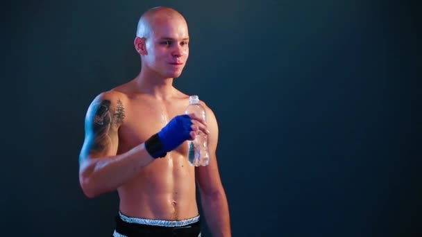 Müder Mann trinkt Wasser nach dem Training im Fitnessstudio — Stockvideo