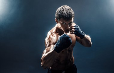 Kas kickbox veya muay Tay savaşçı duman Delme.