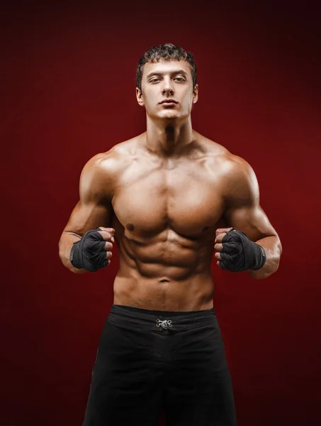 Guapo topless muscular hombre en la lucha contra los guantes — Foto de Stock