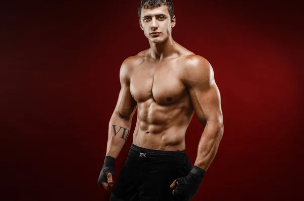 Bonito homem musculoso topless em luvas de luta — Fotografia de Stock