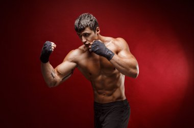 Yumruklar pratik yakışıklı üstsüz sporcu