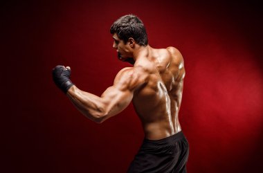 Yumruklar pratik yakışıklı üstsüz sporcu