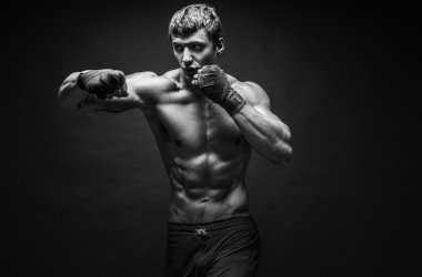 Yumruklar pratik yakışıklı üstsüz sporcu