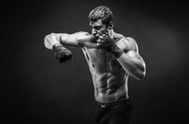 Yumruklar pratik yakışıklı üstsüz sporcu